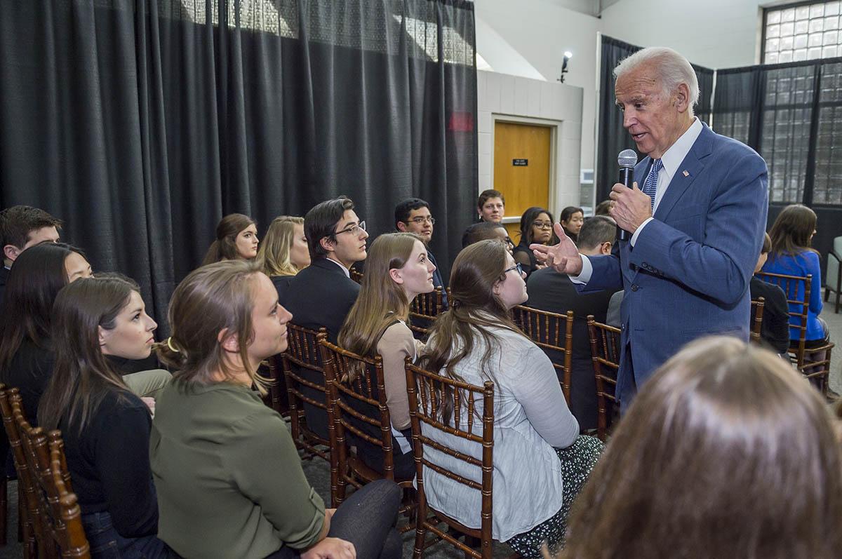 Former Vice President Joe Biden speaks with a group of 糖心vlog官网 political science students.